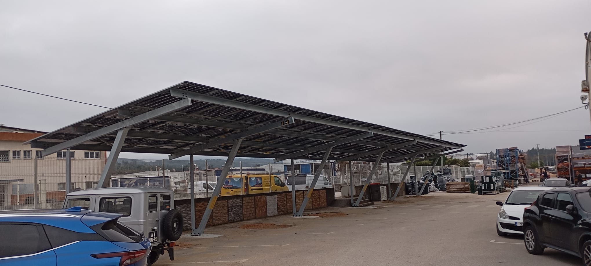 Carport fotovoltaico empresarial - fotografia 3