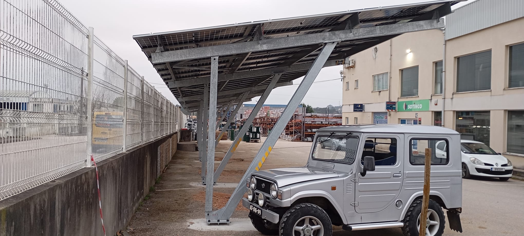 Carport fotovoltaico empresarial - fotografia 4